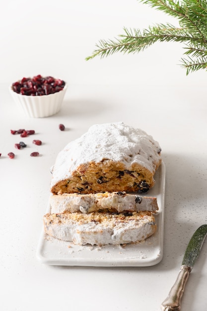 Pão alemão festivo tradicional stollen de Natal para o feriado.