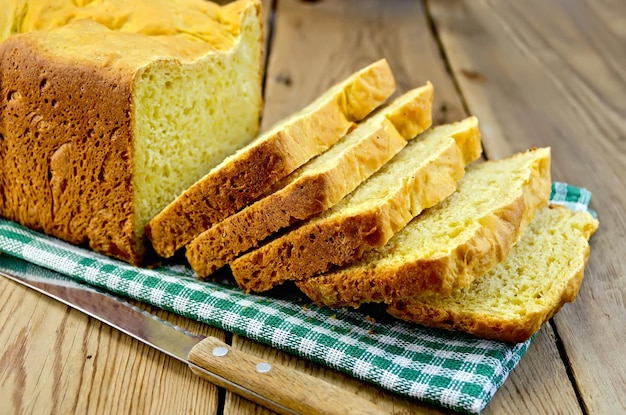 Pão amarelo em um guardanapo verde