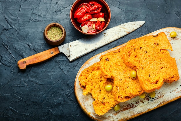 Pão apetitoso com tomates secos ao sol e azeitonas