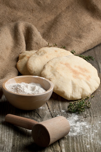 Foto pão árabe com farinha