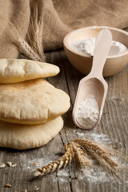 Foto pão árabe com orelhas e farinha