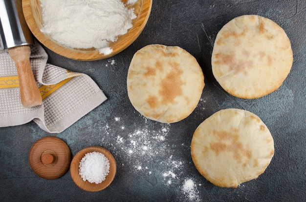 Pão árabe inteiro caseiro - pão liso israelense cozido