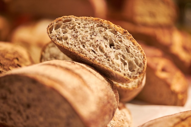 Pão aromático recém-assado pão em um corte pastelaria perfumada closeup pão de fermento caseiro