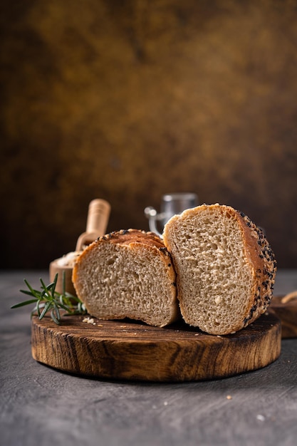 Pão artesanal baguete de trigo integral leite branco e mel em tábua de madeira rústica e mesa abstrata S