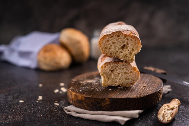 Pão artesanal fresco caseiro de pães baguete em fundo rústico com espaço de cópia
