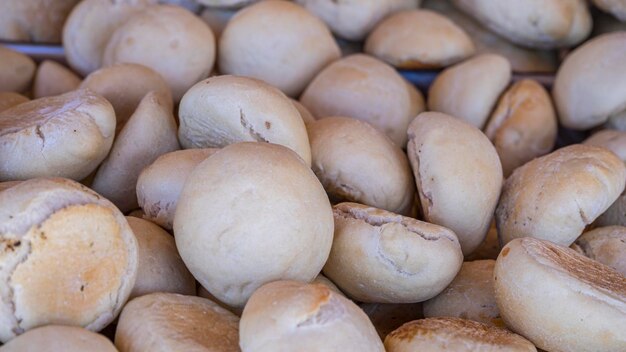 Pão artesanal. mesa com pães feitos à mão em uma feira medieval na espanha