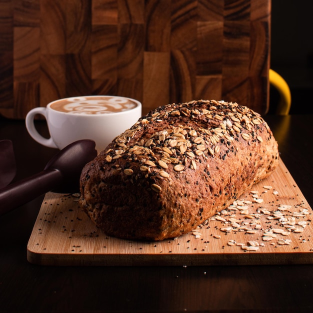 Pão artesiano com grãos e café