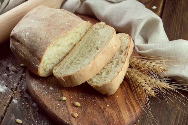 Pão Assado na mesa de madeira