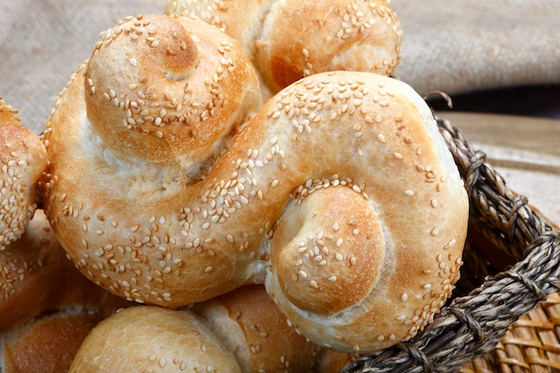 Pão assado no café da manhã com farinha integral