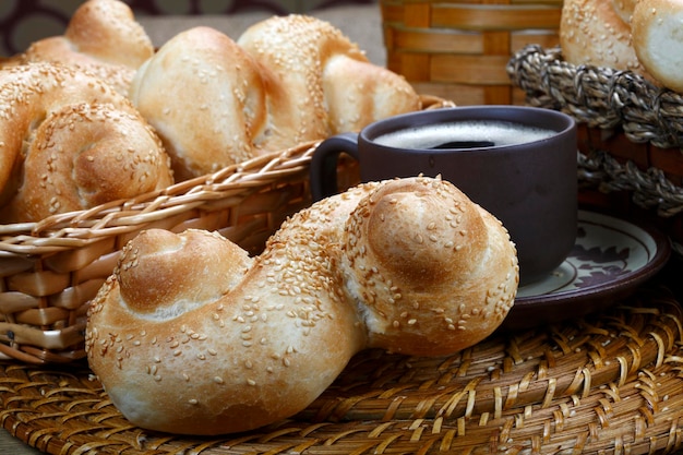 Pão assado no café da manhã com farinha integral