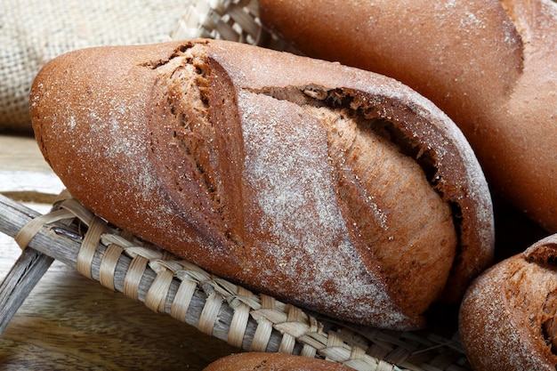 Pão assado no café da manhã com farinha integral