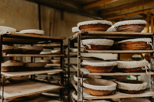 Pão assado no forno sobre fundo de cozinha