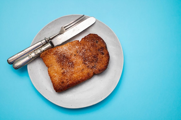 Foto pão assado ou frito com açúcar e canela sobremesa chamada rabanada
