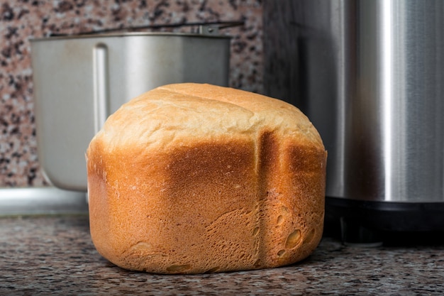 Pão assando na máquina de fazer pão