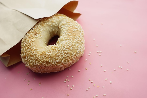 Pão bagel fresco em um papel na mesa