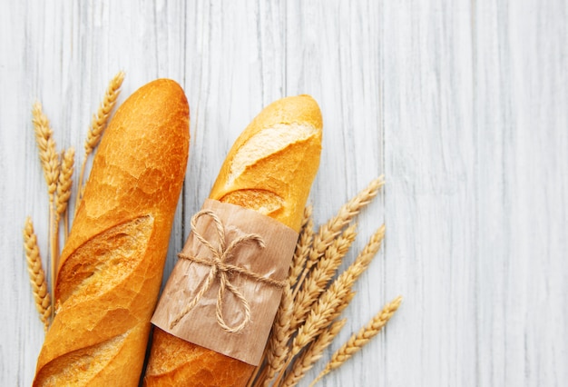 Pão baguete acabado de cozer