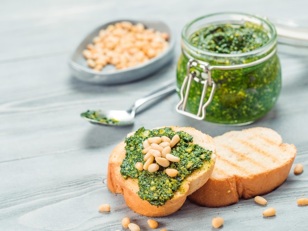 Pão baguete com pesto fresco