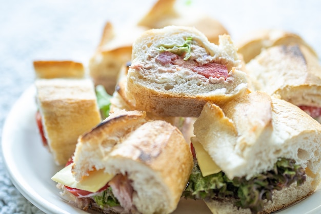 Pão Baguete cortado preencha com presunto e queijo