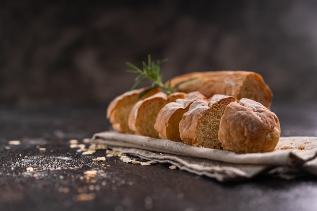 Pão baguete fatiado na montanha-russa de madeira e fundo rústico Pão de fermento artesanal