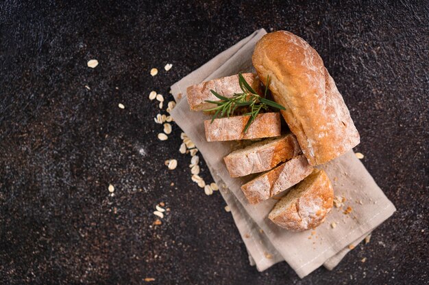 Pão baguete fatiado na montanha-russa de madeira e fundo rústico Pão de fermento artesanal