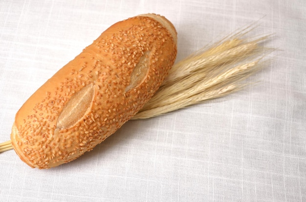 pão baguete na toalha de mesa branca e copie o espaço