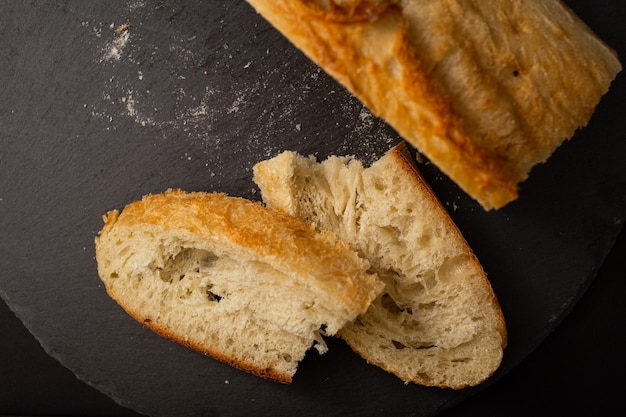 Pão branco assado em um fundo preto