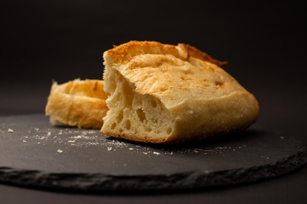 Pão branco assado em um fundo preto