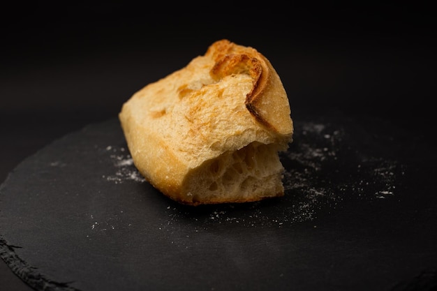 Pão branco assado em um fundo preto