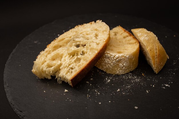 Pão branco avermelhado macio por dentro