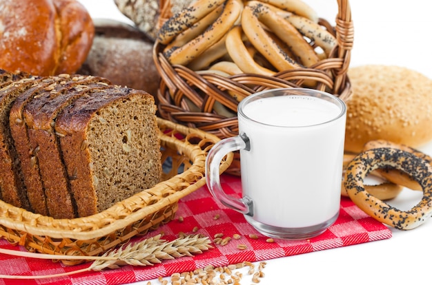 Pão branco bege, sobre fundo branco