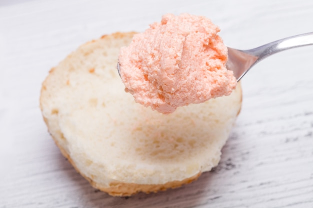 Pão branco com uma colher de caviar saboroso