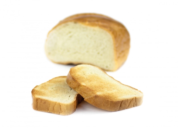 Foto pão branco, cortado em pedaços e assado na torradeira.
