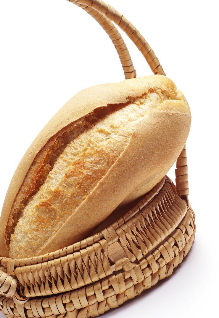 Pão branco em uma cesta de vime em branco
