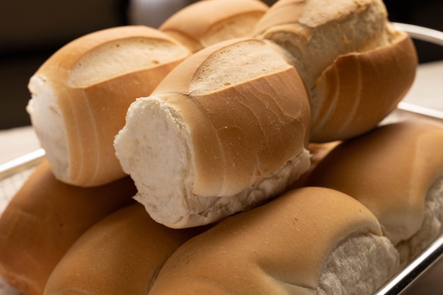 Pão branco em uma cesta. Feche a foto.