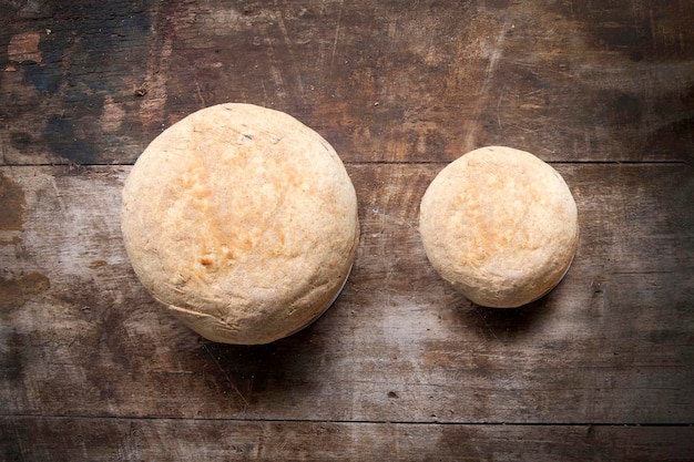 Pão branco em uma mesa de madeira