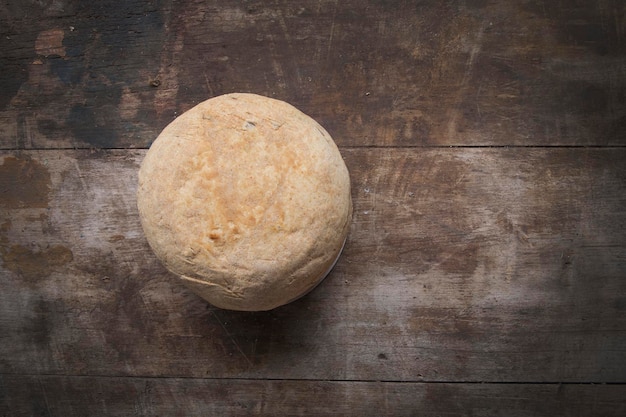 Pão branco em uma mesa de madeira