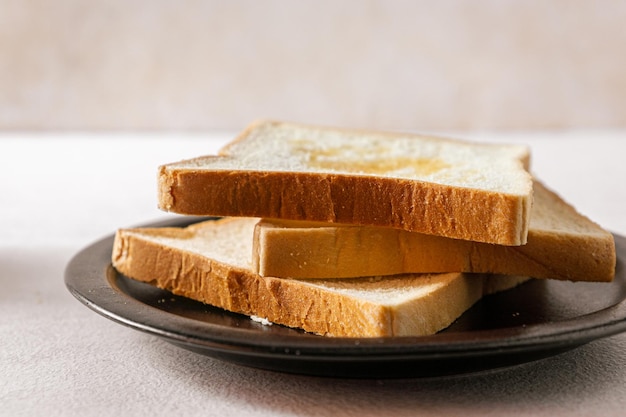 Pão branco fatiado em uma mesa Fechar Humor brilhante Horizontal Adequado para menu e publicidade