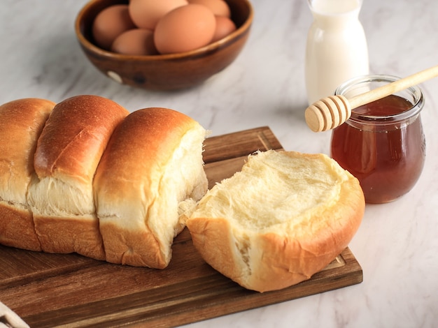 Pão branco fresco cozido japonês macio e fofo, popular como pão de leite de Hokaido. Brioche Japonês Caseiro. Foco Selecionado