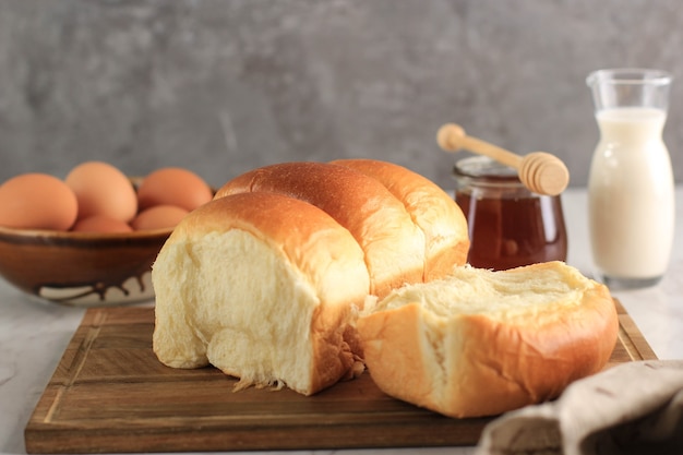 Pão branco fresco cozido japonês macio e fofo, popular como pão de leite de Hokaido. Brioche Japonês Caseiro. Foco Selecionado