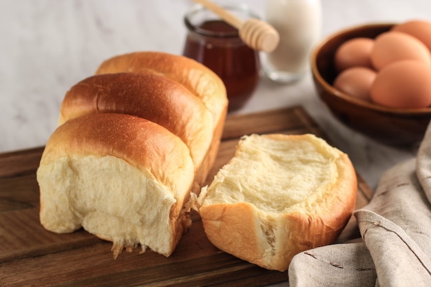 Pão branco fresco cozido japonês macio e fofo, popular como pão de leite de Hokaido. Brioche Japonês Caseiro