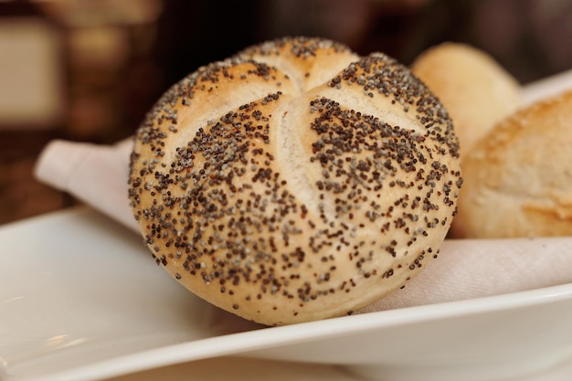 Pão branco fresco em um restaurante