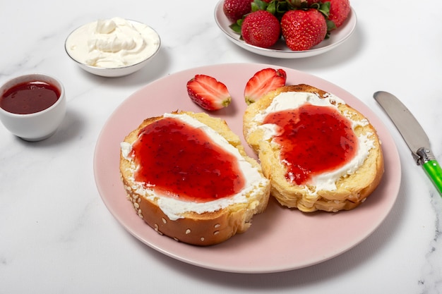 Pão brioche fatiado caseiro com manteiga