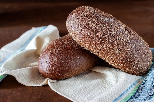 Pão caseiro acabado de cozer na mesa