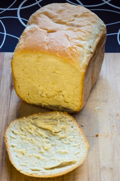 Pão caseiro branco na madeira, isolado em preto e branco.