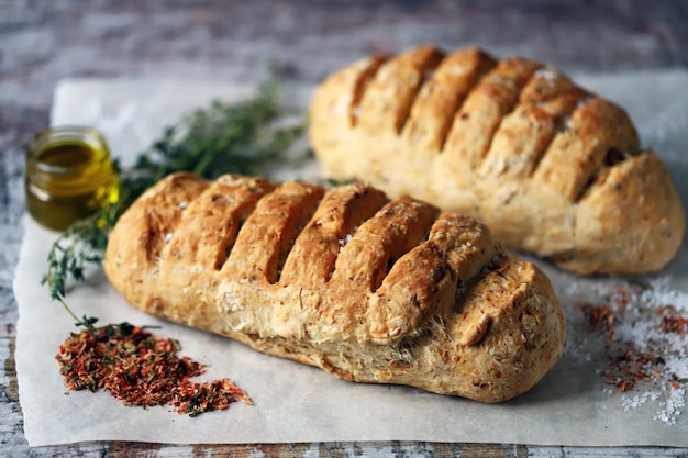 Pão caseiro com ervas e especiarias italianas.