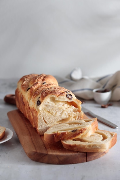 Pão caseiro com queijo e azeitonas