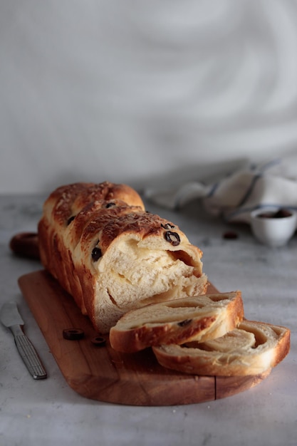 Pão caseiro com queijo e azeitonas