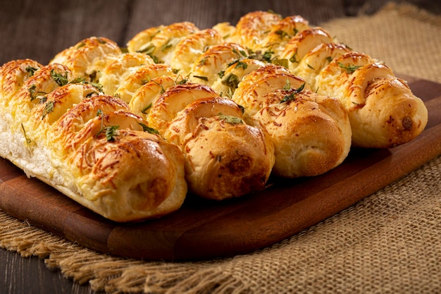 Pão caseiro com queijo parmesão