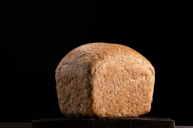 Pão caseiro de centeio em fundo escuro