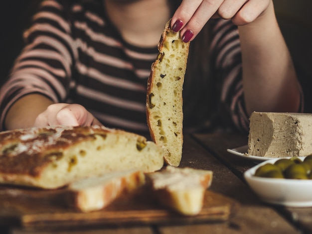 Foto pão caseiro de ciabatta com azeitonas